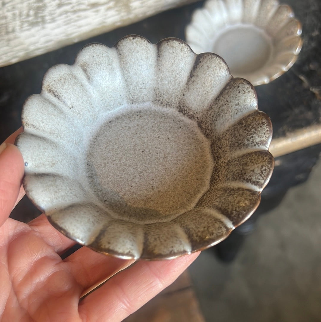 Brown flower pinch bowl